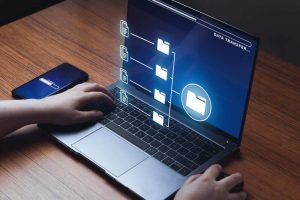 mulher-usando-laptop-para-gerenciar-sistema-de-documentos