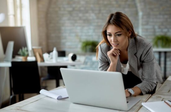 mulher-usando-notebook-em-escritorio-procurando-melhor-opcao-de-venda-virtual