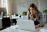 mulher-usando-notebook-em-escritorio-procurando-melhor-opcao-de-venda-virtual