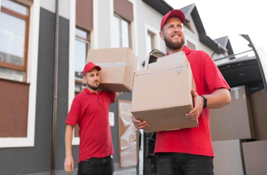 dois-homens-de-uniforme-vermelho-e-preto-com-bone-carregando-entregas-de-lojas-virtuais