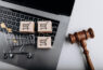 carrinho-de-compras-sobre-tela-de-computador-e-martelo-da-justica-ilustrando-lei-do-ecommerce