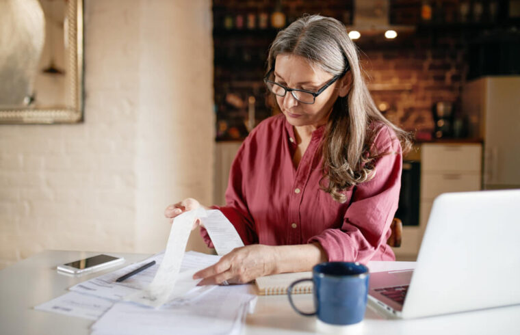 mulher-fazendo-revisao-de-tributacao-ecommerce