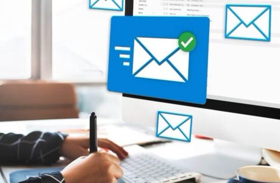 maos-sobre-teclado-e-computador-com-icone-de-email-marketing-na-cor-azul-e-branco