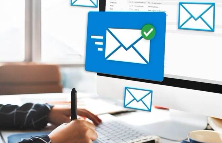 maos-sobre-teclado-e-computador-com-icone-de-email-marketing-na-cor-azul-e-branco