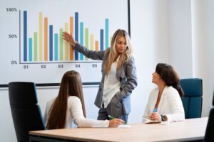 reunião de trabalho: mulher apontando para gráfico de crescimento