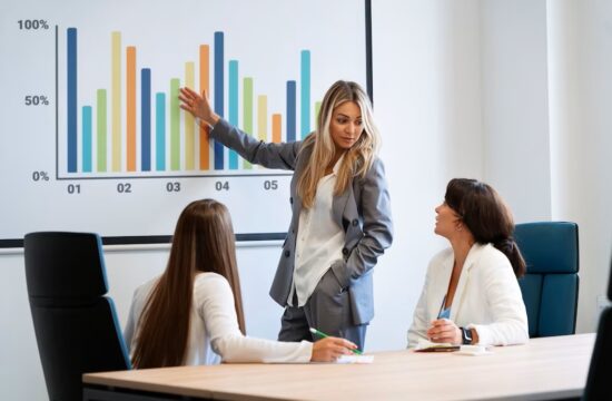 reunião de trabalho: mulher apontando para gráfico de crescimento