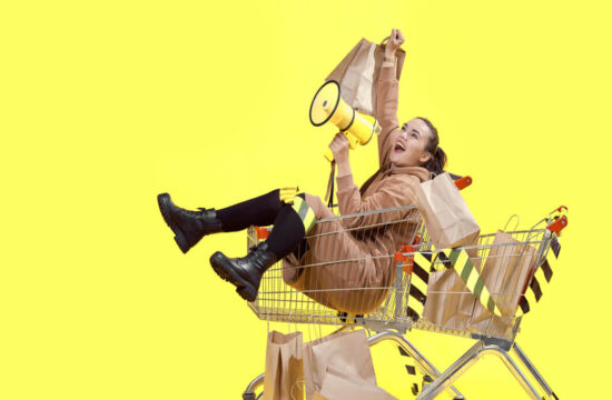 mulher-sobre-carrinho-de-compras-com-faixas-em-preto-e-amarelo-ilustrando-as-vendas-de-inicio-de-ano