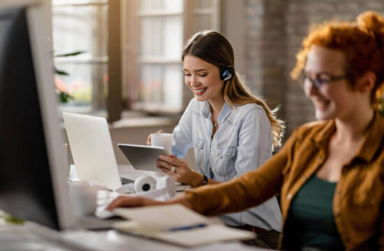 mulheres-agentes-de-call-center-felizes-usando-computador-fazendo-atendimento-personalizado-com-clientes