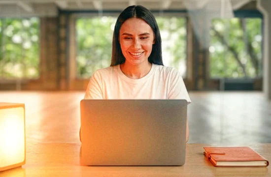 Profissional trabalhando no notebook em um ambiente moderno, representando estratégia digital, experiência e diferenciação competitiva.