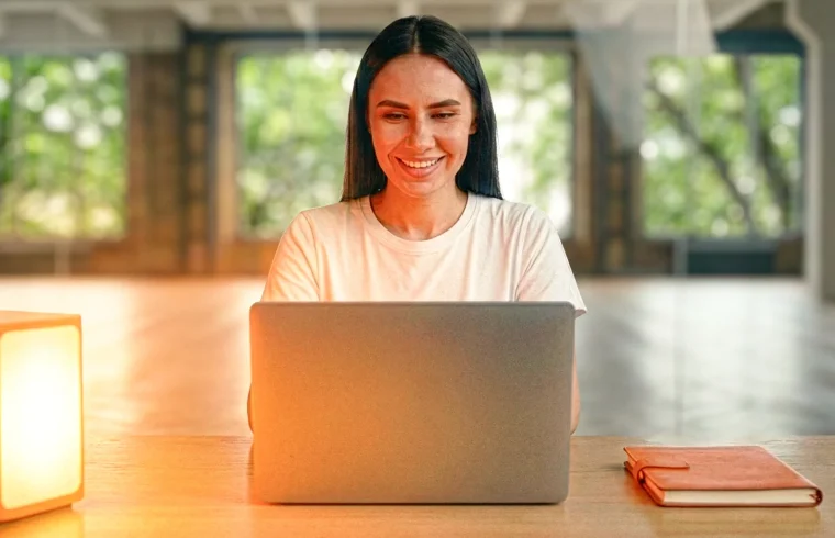 Profissional trabalhando no notebook em um ambiente moderno, representando estratégia digital, experiência e diferenciação competitiva.