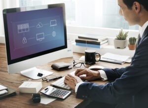 Homem no notebook gerenciando dados de computação em nuvem