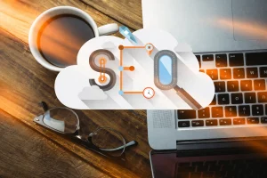Ilustração sobre SEO para e-commerce com laptop, café e elementos visuais que representam otimização, busca e performance em datas sazonais.