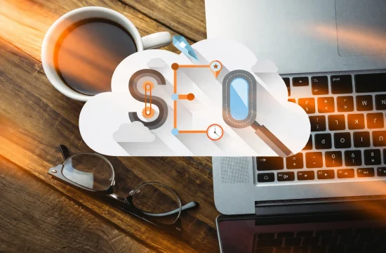 Ilustração sobre SEO para e-commerce com laptop, café e elementos visuais que representam otimização, busca e performance em datas sazonais.