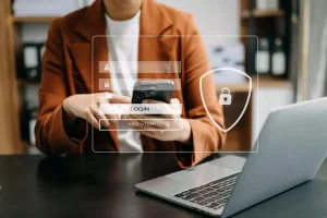 mulher-usando-smartphone-e-computador-no-escritorio-em-seguranca