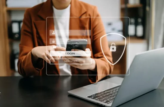 mulher-usando-smartphone-e-computador-no-escritorio-em-seguranca