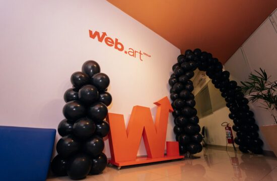 black-friday-ecommerce-web-art-group-2023-em-tons-de-laranja-branco-e-baloes-pretos