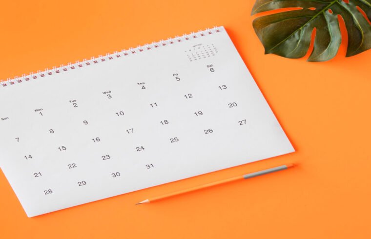 calendario-branco-sobre-fundo-laranja-indicando-estrategias-de-vendas-em-janeiro