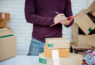 homem-realizando-logistica-reversa-no-ecommerce-com-produtos-de-pos-festas
