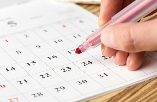 mao-apontando-com-caneta-para-calendario-com-datas-comemorativas-fevereiro-no-ecommerce.