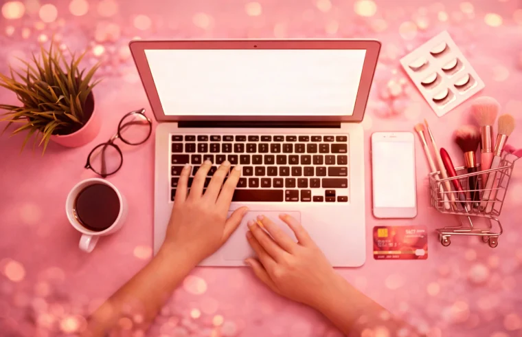 Mulher acessando notebook em campanha do Dia da Mulher no e-commerce