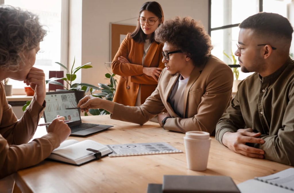 homens-e-mulheres-realizam-reuniao-em-escritorio-aconchegante-para-discutir-o-modelo-de-negocio-b2b2c-para-ecommerce