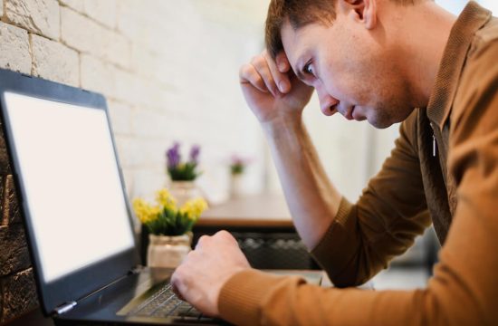 homem-preocupado-usando-notebook-e-navegando-em-sites-com-instabilidade