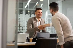 dois-homens-cumprimentando-se-em-um-escritório-moderno