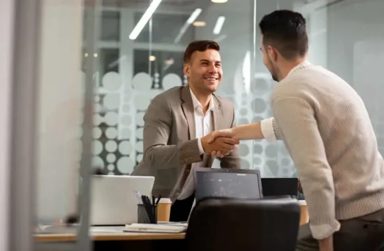 dois-homens-cumprimentando-se-em-um-escritório-moderno