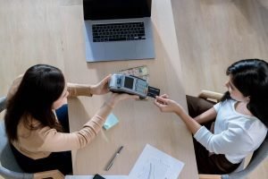 cliente- usando-cartão-de-crédito-para-pagamento