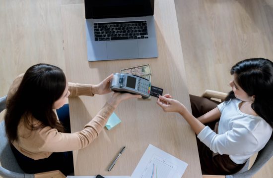 cliente- usando-cartão-de-crédito-para-pagamento
