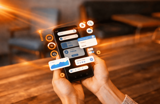 Pessoa segurando um smartphone com interface digital, representando a multicanalidade no e-commerce e a integração entre canais de venda.
