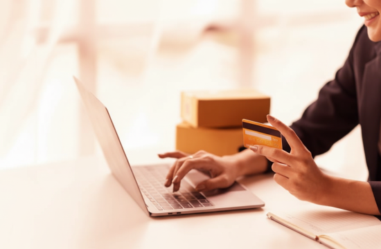 mão-com-um-cartão-de-crédito-e-um-computador-portátil