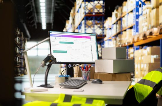 imagem de um computador mostrando Plataforma de e-commerce industrial para escalar vendas B2B