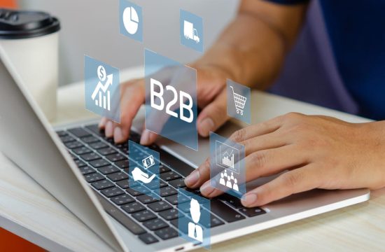 homem com o laptop digitando B2B Business
