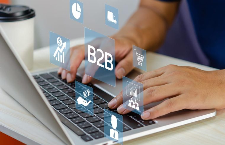 homem com o laptop digitando B2B Business