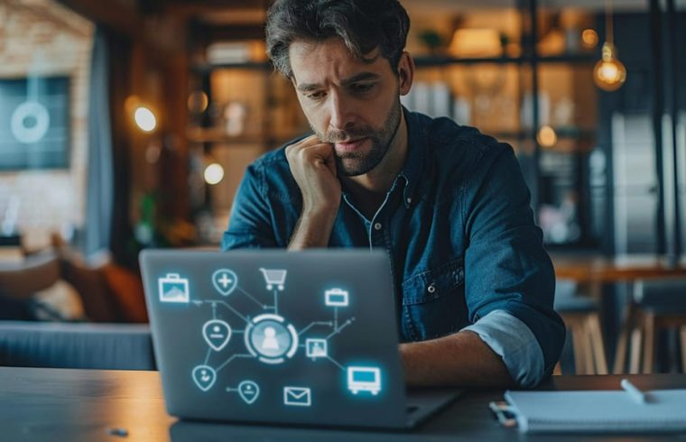 homem em frente ao laptop preocupado com problemas no e-commerce omnichannel